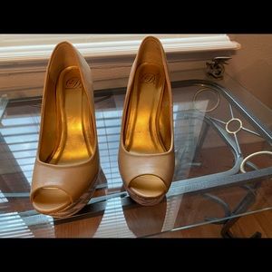 Leather wedge with design